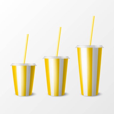 Vektör 3d Gerçekçi Sarı Çizgili Kağıt Kullanılabilir Kupa Seti, Lid, Straw. İçecek, içecek, kahve, soda, çay, kokteyl, milkshake. Mockup için Paketleme Şablonu Tasarımı. Ön Görünüm, izole edilmiş