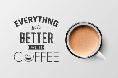 Vektör 3d Gerçekçi Beyaz Metal Enamel Kupa köpüklü kahve - Capuccino, Latte - izole edilmiş. Kahve fincanı ve tipografi alıntısı. Kahve hakkında bir söz. Stock Illustration 'da. Tasarım Şablonu. Üst Görünüm