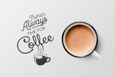 Vektör 3d Gerçekçi Beyaz Metal Enamel Kupa köpüklü kahve - Capuccino, Latte - izole edilmiş. Kahve fincanı ve tipografi alıntısı. Kahve hakkında bir söz. Stock Illustration 'da. Tasarım Şablonu. Üst Görünüm