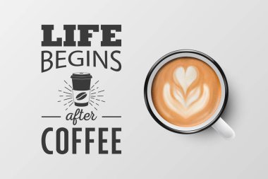 Vektör 3d Gerçekçi Beyaz Metal Enamel Kupa köpüklü kahve - Capuccino, Latte - izole edilmiş. Kahve fincanı ve tipografi alıntısı. Kahve hakkında bir söz. Stock Illustration 'da. Tasarım Şablonu. Üst Görünüm