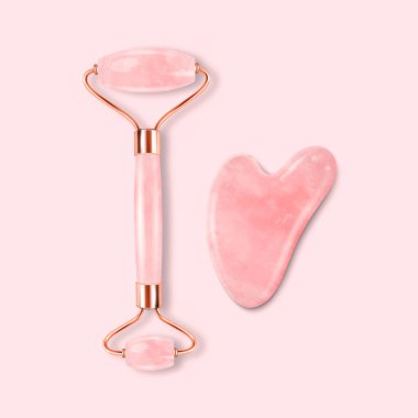 Vektör 3d Gerçekçi Yeşim Roller, Gua Sha Kazıma Masaj Aracı Seti. Doğal Pembe Kuvars Taş Kazıyıcı, Masajcı. Kadın için geleneksel Çin yüz gerdirmesi. Yüz Kontrol Noktaları, Üst Görünüm