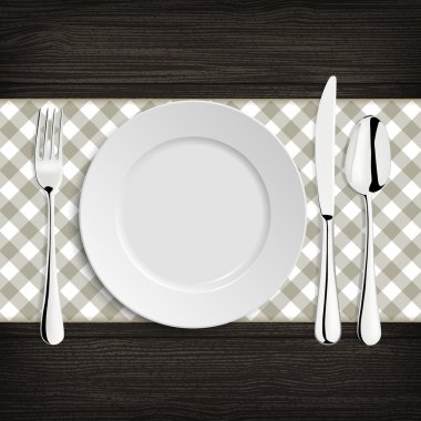 Tabak kaşık, khife ve ahşap bir masa üzerinde çatalı