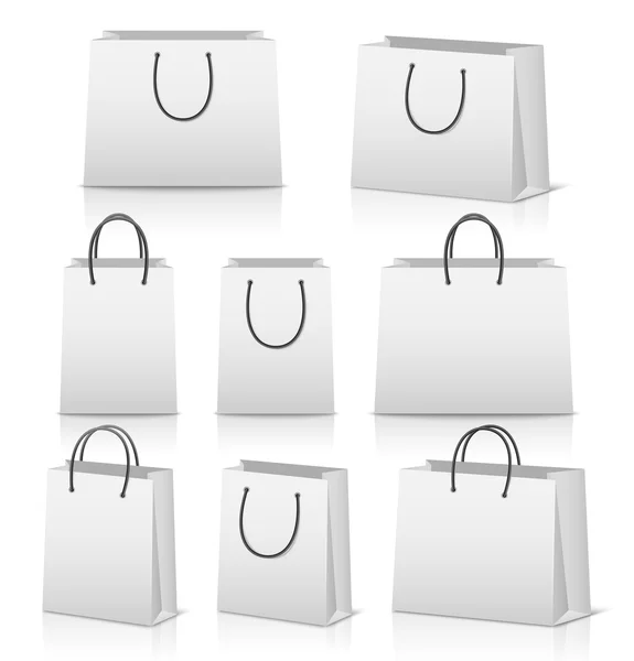 Puste papierowe torby na zakupy zestaw na białym tle biały z odbiciem — Wektor stockowy
