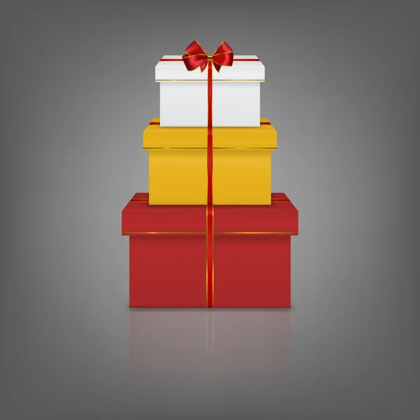 Pila de tres cajas de regalo realistas con cinta roja y lazo — Vector de stock