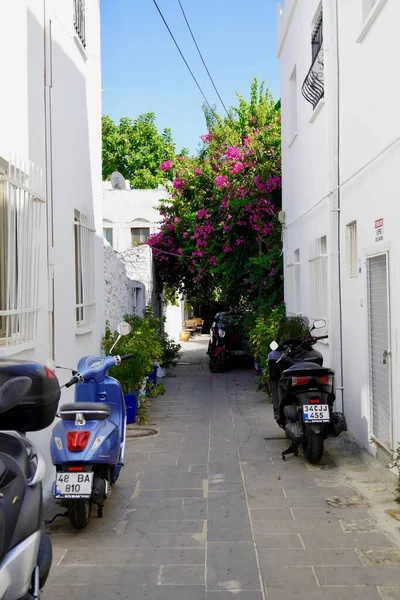 Bodrum, Туреччина - серпень 2020: Atmospheric Narrow Street в старому місті. Щоденна атмосфера Туреччини. Мотоцикли припарковані біля хатньої стіни. — стокове фото