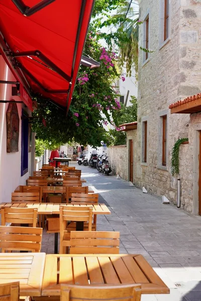 Bodrum, Türkei - August 2020: Stimmungsvolles Straßencafé in der Türkei. Alltägliche Atmosphäre in der Türkei — Stockfoto