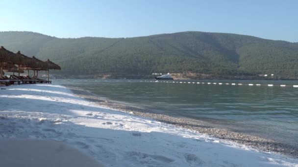 4K-Video Herrlicher Panoramablick auf die türkisfarbene Bucht der Ägäis mit schneeweißen Yachten, Luxus-Urlaubskonzept — Stockvideo