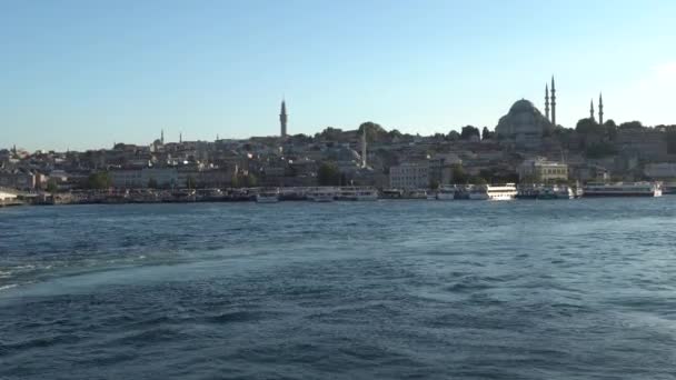 4K Vlny z lodi na turistické lodi plavba smaragdovou vodou Bosphorského průlivu s výhledem na ohromující panoramatický výhled na Istanbul, Istanbultour — Stock video