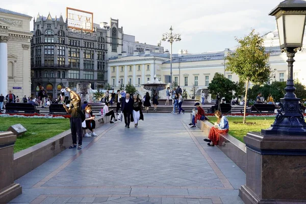Moskva, Ryssland - augusti 2020: Vacker utsikt över Bolsjojteatern med turister i centrum av Moskva, de största attraktionerna i Ryssland, Sommarlandskap med blommande rabatter — Stockfoto