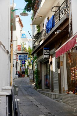 Bodrum, Türkiye - Ağustos 2020: Bodrum 'da beyaz sokak ve çiçeklerin görüntüsü. Ege tarzı renkli cadde
