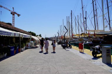 Bodrum, Mugla. Türkiye - Ağustos 2020: Körfez ve marina manzarası. Küçük geleneksel balıkçı tekneleri, yatlar ve yelkenliler. Dağ..