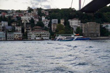 Günbatımında Haliç 'ten İstanbul rıhtımının panoramik manzarası. Yazın eski Galata Kulesi ile İstanbul 'un güzel şehir manzarası.