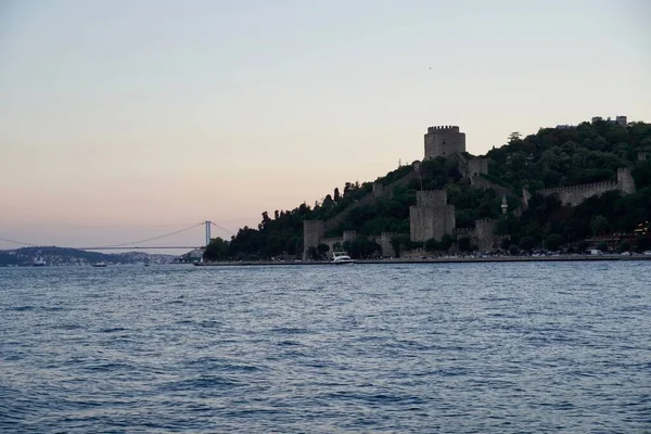 Panoramisch uitzicht op de Istanboel vanaf de Gouden Hoorn bij zonsondergang. Prachtig stadsgezicht van Istanbul met oude Galata Tower in de zomer. — Stockfoto