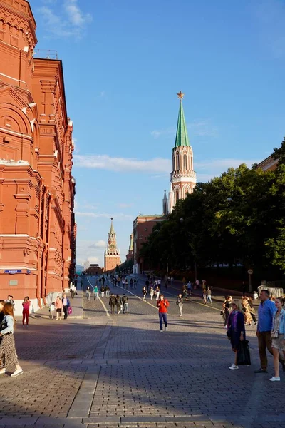Moscú, Rusia - agosto de 2020: La Torre Roja del Museo Histórico en el corazón de la capital rusa, Hermosas vistas de la capital — Foto de Stock