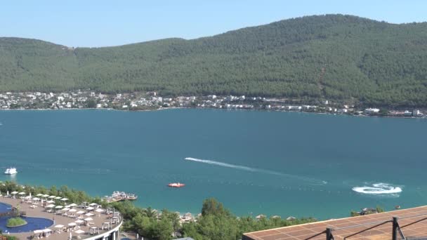 4K видео Великолепный панорамный вид на бирюзовый залив Эгейского моря с белоснежными яхтами, Luxury holiday concept — стоковое видео