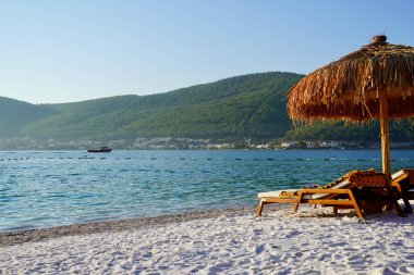 Hotel Beach Lujo 'da. Güzel tropikal plaj afişi. Beyaz kum turizmi geniş panorama arka plan konsepti. İnanılmaz sahil manzarası, yatlar, lüks turizm.