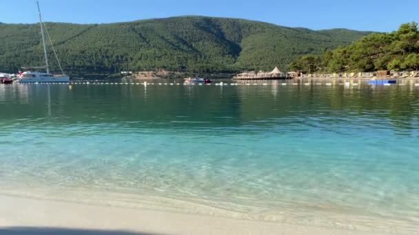4K Vacker panorama paradis utsikt över hotellets strand Lujo med vit sand, yachter, hus på vattnet i lagunen med smaragdvatten i Egeiska havet, Lyxig turism befruktning — Stockvideo