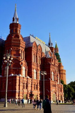 Moskova, Rusya - Ağustos 2020: Rusya 'nın başkentinin merkezindeki Kızıl Kule, başkentin güzel manzarası