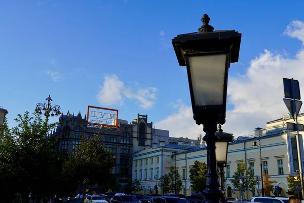 Moskva, Rusko - srpen 2020: Kovaná lucerna v popředí na pozadí Bolšojského divadla v centru Moskvy. — Stock fotografie