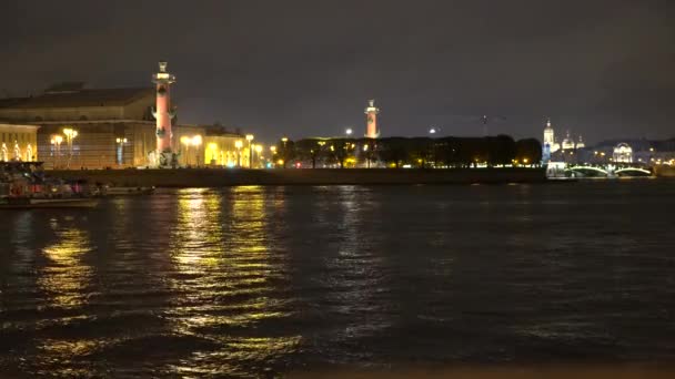 Vista panorámica de la noche Neva en San Petersburgo con barcos de turismo acuático. Reflejando las luces de la noche de Peters en las aguas del río Neva — Vídeo de stock