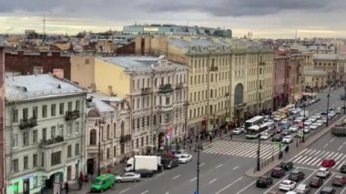 4K Liteiny Prospekt St. Petersburg 'un yukarıdan görünüşü. Araba trafiği. Ruh hali Peter
