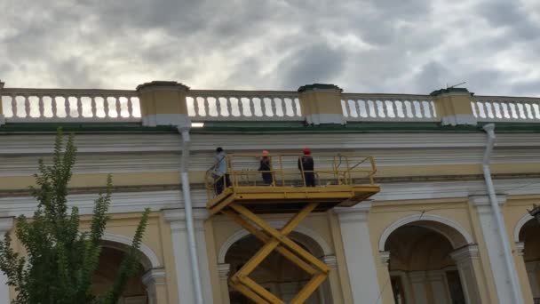 Trabajadores restauran la fachada de una antigua mansión San Pedro Rusia — Vídeos de Stock