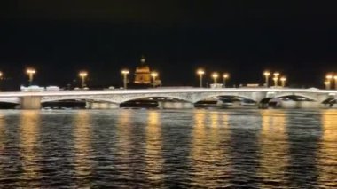 St. Petersburg Köprüleri üzerinde harika bir gece manzarası - Rusya, St Petersburg Kasım 2020