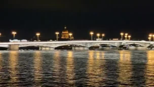 Prachtig nachtzicht over de bruggen van Sint-Petersburg - Rusland, Sint-Petersburg NOVEMBER 2020 — Stockvideo