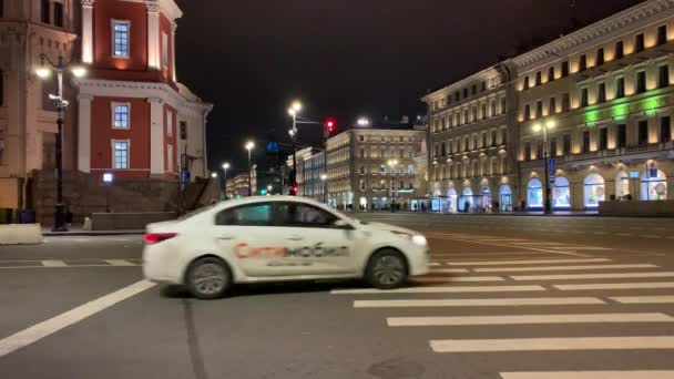 San Pietroburgo, Russia - novembre 2020. Prospettiva Nevsky a San Pietroburgo. Concetto turistico. La gente si affaccia. Traffico automobilistico — Video Stock