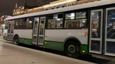 4K St. Petersburg, Rusya - Kasım 2020 Liteiny Prospekt St. Petersburg manzaralı. Araba trafiği. Ruh hali Peter