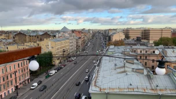 Pohled na Petrohrad z výškových střech staré části města na zamračeném Petrohradě, Rusko. Střešní prohlídky v Petrohradě — Stock video