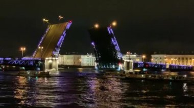 Gece tarihi Dvorzovy köprüsü Saint Petersburg Rusya 'dan boşandı ve sabah manzaralı şehir manzarası terk edildi. Neva Nehri 'nin yansıması suda. Seyahat simgesi
