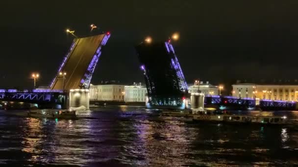 Noční historický padací most Dvorzovy se rozvedl v Petrohradě Rusko opustilo časně ráno malebnou městskou krajinu. Ve vodě se odráží podsvícení řeky Neva. Cestovní památka — Stock video