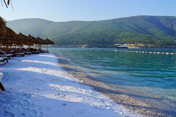  Cennet 'te tatil. Güzel tropikal plaj afişi. Beyaz kum turizmi geniş panorama arka plan konsepti. Emerald Okyanusu, inanılmaz sahil manzarası, yatlar.