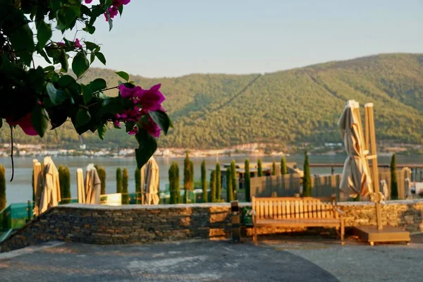 Bodrum, Türkei - August 2020 Schöne Sommerlandschaft mit türkisfarbenem See, Bergen und blauem Himmel, Strand, Yachten — Stockfoto