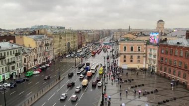 Rusya 'daki güzel St Petersburg şehri manzarası. Çatısı Ligovsky Prospekt manzaralı, araba trafiği ve bulutlu bir St. Petersburg gününde Moskova tren istasyonu. Turist kalabalığı caddeyi geçiyor.