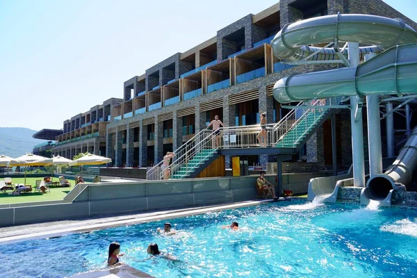 Bodrum, Turquia - Agosto, 2020 As pessoas sobem as escadas para desfrutar de um slide no parque aquático. — Fotografia de Stock