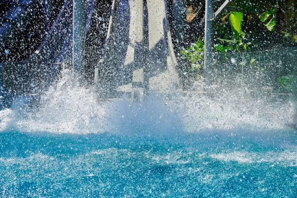 Escorrega de água em aquapark. Férias de verão. — Fotografia de Stock