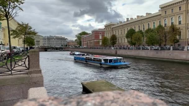 Crociera fluviale in barca a San Pietroburgo. Giri turistici intorno ai canali. — Video Stock