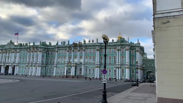 4K Petrohrad, Rusko - listopad, 2020 Palácové náměstí Petrohradu. Vášnivé Petrohradské nebe — Stock video