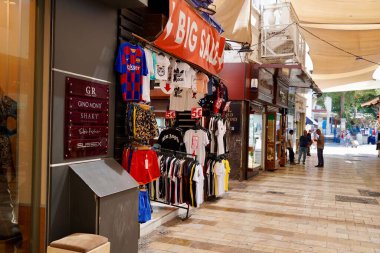 Bodrum, Türkiye - Ağustos 2020 Grand Marina Körfezi Çarşısı içinde. Büyük pazar, mücevher, çömlek, baharat ve halı dükkanlarıyla ünlüdür..