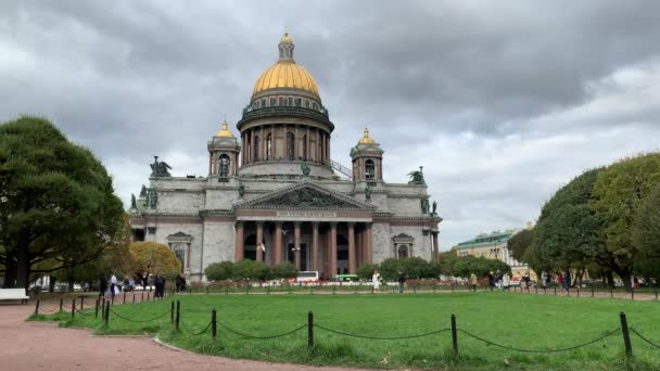 St. Petersburg, Rusya. Kasım 2020: Güneşli bir günde Saint-Petersburg şehir merkezinin göz kamaştırıcı manzarası. Isaac ve Kazan Katedrali, Sonbahar mevsimi. — Stok video