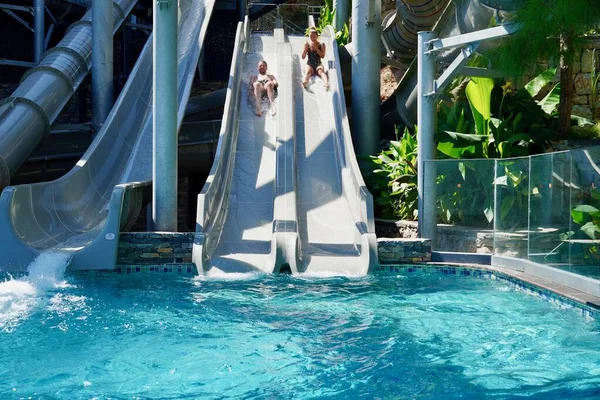 Wasserrutsche im Aquapark. Sommerferien. — Stockfoto