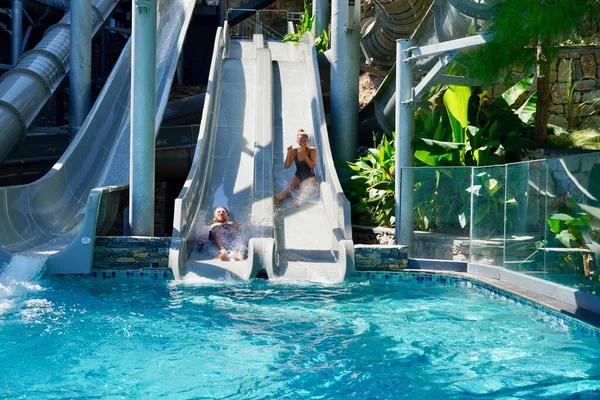 Escorrega de água em aquapark. Férias de verão. — Fotografia de Stock