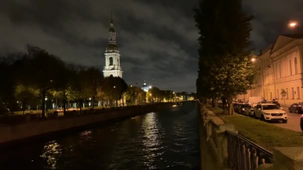 Passeios de rio em canais de São Petersburgo Rússia de noite — Vídeo de Stock