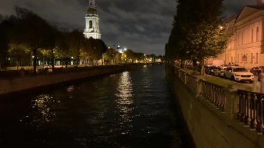 4K gece video görüntüleri Karanlık Nehir 'de aydınlatılmış güzel vintage mimari, aydınlatılmış sokaklar ve Kuzey Avrupa' da büyük bir liman kent merkezi ve köprü çizimi binaları