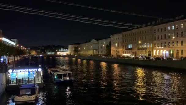 Водные экскурсии по рекам и каналам Санкт-Петербурга ночью — стоковое видео