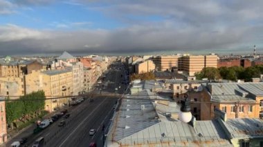 St. Petersburg 'da bulutlu bir St. Petersburg gününde şehrin eski çatılarından St. Petersburg manzarası.