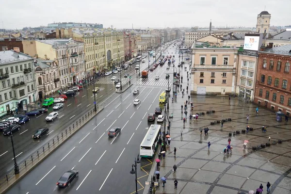 サンクトペテルブルク、ロシア- 2020年11月リゴフスキーの屋根からのパノラマビュー交通とモスクワの鉄道駅でProspkt 。サンクトペテルブルクの主な風景の一つ。歴史書 — ストック写真