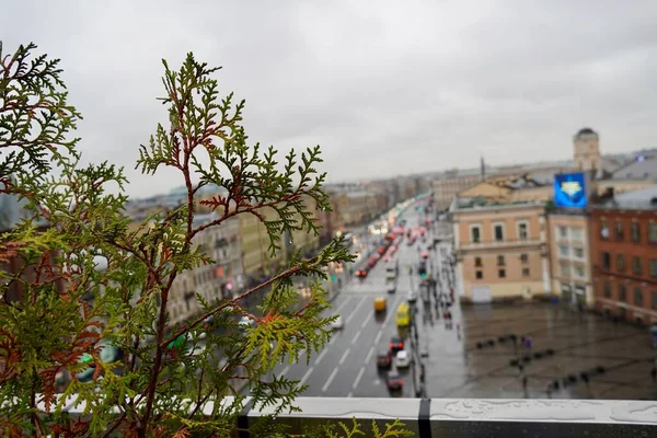 Sankt Petersburg, Ryssland - november 2020 Panoramautsikt från taket på Ligovsky Prospekt med trafik och Moskovsky tågstation. Ett av huvudlandskapen i Sankt Petersburg. Den historiska — Stockfoto